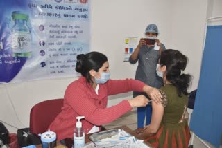 રાજકોટ શહેર અને જિલ્લામાં 7 હજારથી વધુ આરોગ્યકર્મીઓને કોરોનાની રસી અપાઈ