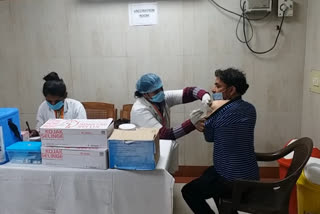 केजीएमयू में लाभार्थियों को लगा कोरोना का टीका