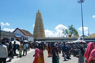the-number-of-devotees-increased-to-chamundi-hills-after-covid