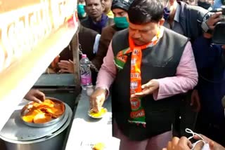 Minister Pradyuman Singh Tomar ate Malpua and vegetable in gwalior