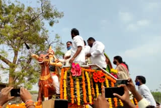 Ministers Errabelli Dayakar Rao and Srinivas Goud unveiled the statue of Sardar Sarvai Papanna at ramavaram in jangaon