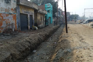 people opposed railways boundary wall in moradabad