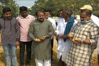 ex-mp-madhu-yashki-visited-turmeric-market-and-talk-with-farmers-about-crops-in-nizamabad