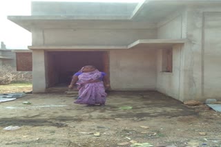 widow-woman-occupied-hostel-due-to-not-getting-government-accommodation-in-surajpur