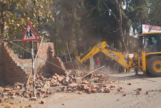 demolishing of illegal construction in khalapur nagar panchayat