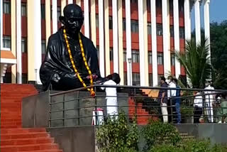 Country in Gandhiji's memory; Martyr's Day in the state  Gandhiji's memory  Martyr's Day in the state  Gandhiji  ഗാന്ധിജിയുടെ ഓര്‍മ്മകളില്‍ രാജ്യം; സംസ്ഥാനത്തും രക്തസാക്ഷി ദിനാചരണം  ഗാന്ധിജിയുടെ ഓര്‍മ്മകളില്‍ രാജ്യം  സംസ്ഥാനത്തും രക്തസാക്ഷി ദിനാചരണം  പുഷ്പാർച്ചന