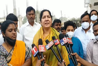 minister-satyavathi-rathod-and-mp-kavitha-visited-mahabubabad-government-hospital-on-marrimitta-road-accident