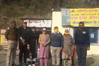 Transport Department awarded flowers to drivers who obey traffic rules in bilaspur