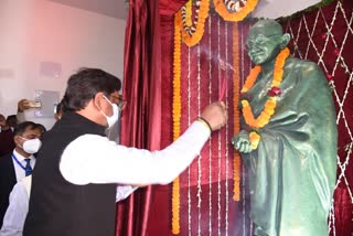 cm hemant soren unveils statue of mahatma gandhi in ranchi