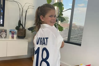 Virat Kohli gives his signed jersey to David Warner s daughter Indi Rae