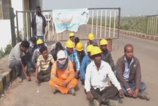 Paradeep Gas terminal workers protested on demanding salary of 3 months