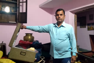 One lakh stolen by breaking lock in closed house in Shiekhpura