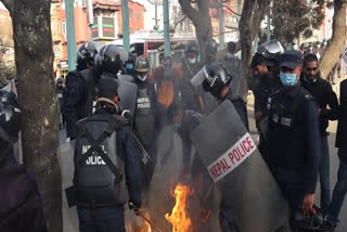 nepal communist party  Student wing of Nepal Communist Party  burns PM Oli's effigy  നേപ്പാൾ കമ്മ്യൂണിസ്റ്റ് പാർട്ടി വിദ്യാർത്ഥി വിഭാഗം  പ്രധാനമന്ത്രി ഒലിയുടെ കോലം കത്തിച്ചു