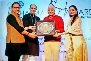 manish-sisodia-received-mahatma-award-for-outstanding-contribution-to-education