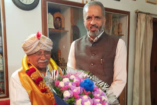 Vishweshwar Hegde Kageri pays tribute to Dr. Chandrashekhara Kambara