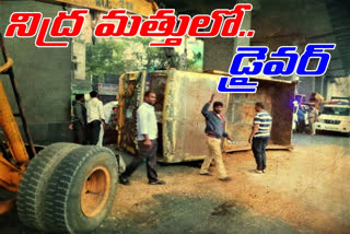 Tipper hits Metro pillar in chadrghat hyderabad