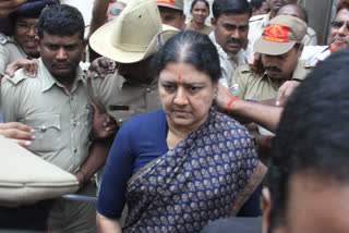 Ex-Tamil Nadu CM J. Jayalalithaa's close aide Sasikala discharged from hospital