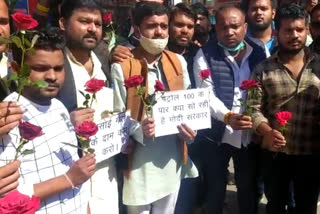 Youth Congress protest against petrol diesel, protests by giving rose flowers