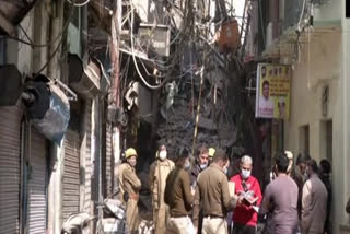 Four-storey building collapses  building collapses near Delhi's Turkman Gate  latest news on building collapses near Delhi  ഡല്‍ഹി വാര്‍ത്തകള്‍  ഡല്‍ഹിയില്‍ കെട്ടിടം തകര്‍ന്ന് വീണു  തുർക്ക്മാൻ ഗേറ്റ്