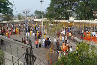 large number of devotees came to Medaram Sammakka Saralamma temple in mulugu district