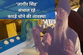 Elderly man Jagir Singh is handling laundry system in kisan andolan