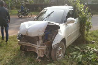 Car accident at Kozhikode Nadapuram  കാർ വീടിന്‍റെ മതിലിലിടിച്ച് തകർന്നു  യാത്രക്കാർ അത്ഭുതകരമായി രക്ഷപ്പെട്ടു  പേരോട്ട് കാർ അപകടം  Car crashed on house wall in Perot