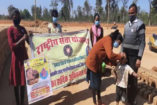 nss-volunteers-volunteered-to-administer-polio-to-children-on-national-pulse-polio-day-in-surajpur