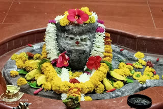 Eyes opens in Shivaling statue, Eyes opens in Shivaling statue at Gogak, Gogak news, Gogak latest news, ಶಿವಲಿಂಗ ಮೂರ್ತಿಯಲ್ಲಿ ತೆರೆದ ಕಣ್ಣುಗಳು, ಗೋಕಾಕ್​ನಲ್ಲಿ ಶಿವಲಿಂಗ ಮೂರ್ತಿಯಲ್ಲಿ ತೆರೆದ ಕಣ್ಣುಗಳು, ಗೋಕಾಕ್​ ಸುದ್ದಿ,