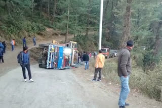 truck overturned on sundernagar karsog road