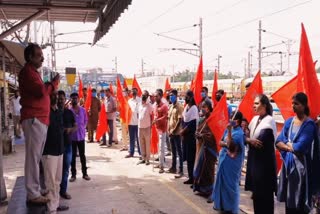 எஸ்.ஆர்.எம்.யு தொழிற்சங்கத்தினர் கவனஈர்ப்பு ஆர்ப்பாட்டம்  மயிலாடுதுறையில் எஸ்.ஆர்.எம்.யு ஆர்ப்பாட்டம்  எஸ்.ஆர்.எம்.யு ஆர்ப்பாட்டம்  ரயில்வே ஊழியர்கள் ஆர்ப்பாட்டம்  Railway employees protest  SRMU Protest  SRMU Protest in Mayiladuthurai  SRMU union demonstration in Mayiladuthurai