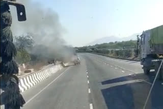 चलती वैन में लगी भीषण आग, Fierce fire in moving van in ajmer