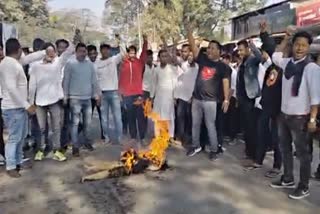 aasu-burnt-cm-sarbananda-sonowals-effigy-at-doomdoma