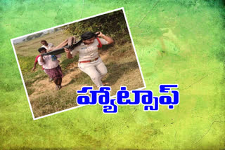 అనాథ శవాన్ని భుజాలపై మోసుకెళ్లిన మహిళా ఎస్సై