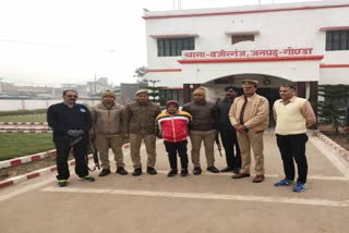 पुलिस की गिरफ्त में आरोपी.