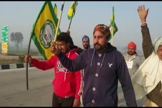 Farmers of Punjab walking towards Singhu border for protest