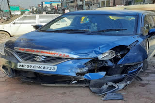 Car collided with divider in Juni Indore police station area