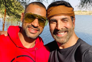 Shikhar Dhawan Shares Pic With Akshay Kumar