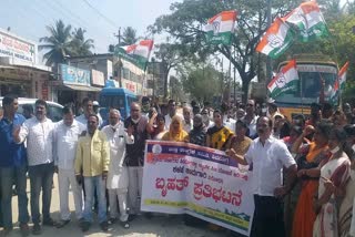 shimoga-congress-activists-protest-against-poor-work-in-smart-city