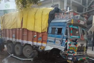 Truck accident near Nahan Carmal School, नाहन के कारमल स्कूल के पास ट्रक दुर्घटनाग्रस्त