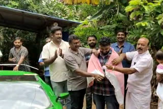 Anas Baby, a Senapati native who built a Lamborghini car, was honored by the Friends Arts and Sports Club.  Anas Baby  Senapati native who built a Lamborghini car  Friends Arts and Sports Club  ലംബോര്‍ഗിനി കാര്‍ നിര്‍മ്മിച്ച് ഇടുക്കിയിലെ താരമായ അനസ് ബേബിയെ ആദരിച്ച് യുവജന കൂട്ടായ്മ  ലംബോര്‍ഗിനി കാര്‍  ഇടുക്കി  അനസ് ബേബിയെ ആദരിച്ച് യുവജന കൂട്ടായ്മ