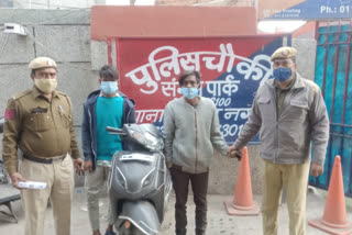 Policemen of Bharat Nagar arrested two robbers delhi