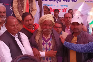 Minister of State Suresh Rantkheda distributed blankets to the needy in shivpuri