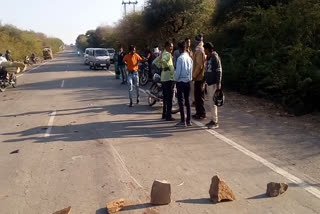 Clash of two bikes, केशवरायपाटन में सड़क हादसे दो बाइकों की भिड़ंत