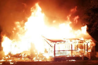 સુરત: બોમ્બે માર્કેટ પાસે આવેલ પાલિકા દબાણ ખાતમાં આગ લાગી