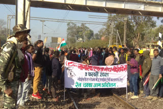 rail chakka jam started in chakradharpur railway station