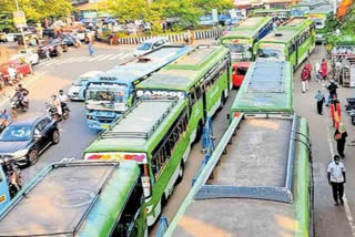 kozhikode bus news  bus employees fight news  kozhikode bus employees fight  കോഴിക്കോട് ബസ് വാർത്ത  ബസ് ജീവനക്കാർ തമ്മിൽ വാക്ക് തർക്കവും അടിപിടിയും  കോഴിക്കോട് ബസ് ജീവനക്കാർ തമ്മിൽ വാക്ക് തർക്കവും അടിപിടിയും