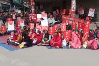 CITU activists protest in Hamirpur, हमीरपुर में सीटू कार्यकर्ताओं ने किया विरोध