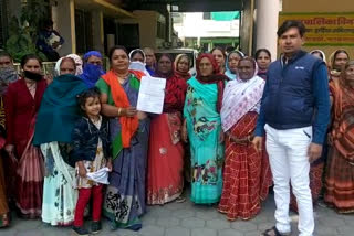 Women surrounded the corporation in Khandwa