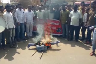 Hubli auto drivers protest over oil price hike