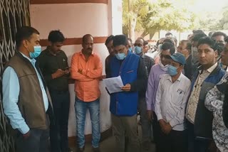 In Ragon district, the employees submitted a memorandum to Deputy Collector Rahul Chauhan.
